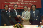 Menandatangani Memorandum Perjanjian (MOA) Program Pendidikan Jarak Jauh Pusat Pendidikan Luar - Pusat Pembelajaran