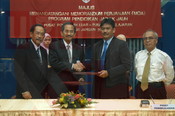 Menandatangani Memorandum Perjanjian (MOA) Program Pendidikan Jarak Jauh Pusat Pendidikan Luar - Pusat Pembelajaran
