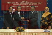 Menandatangani Memorandum Perjanjian (MOA) Program Pendidikan Jarak Jauh Pusat Pendidikan Luar - Pusat Pembelajaran
