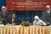 Menandatangani Memorandum Perjanjian (MOA) Program Pendidikan Jarak Jauh Pusat Pendidikan Luar - Pusat Pembelajaran