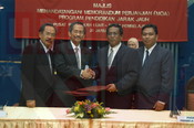 Menandatangani Memorandum Perjanjian (MOA) Program Pendidikan Jarak Jauh Pusat Pendidikan Luar - Pusat Pembelajaran