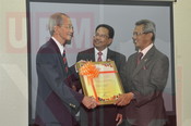 Sumbangan Buku Oleh Prof Emeritus Dr Chin Hoong Fong ke Perpustakaan Sultan Abdul Samad, UPM