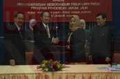 Menandatangani Memorandum Perjanjian (MOA) Program Pendidikan Jarak Jauh Pusat Pendidikan Luar - Pusat Pembelajaran