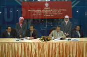 Menandatangani Memorandum Perjanjian (MOA) Program Pendidikan Jarak Jauh Pusat Pendidikan Luar - Pusat Pembelajaran
